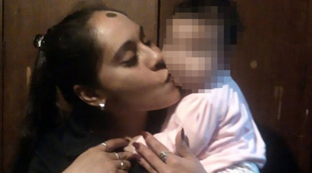 Chinurile la care a fost supusă o fetiță de 8 ani, după ce iubitul mamei a convins-o că are un ”demon înăuntru”