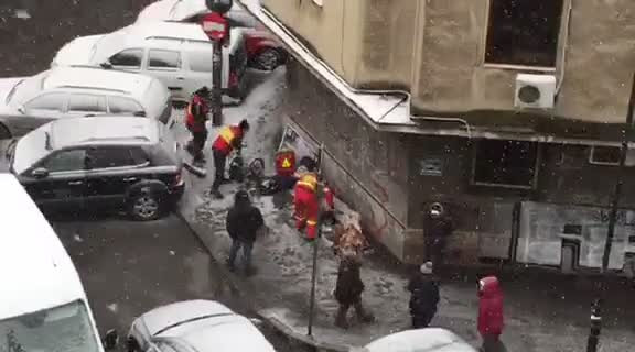 Intervenție de urgență a medicilor din București, pentru salvarea unui om căzut la pământ