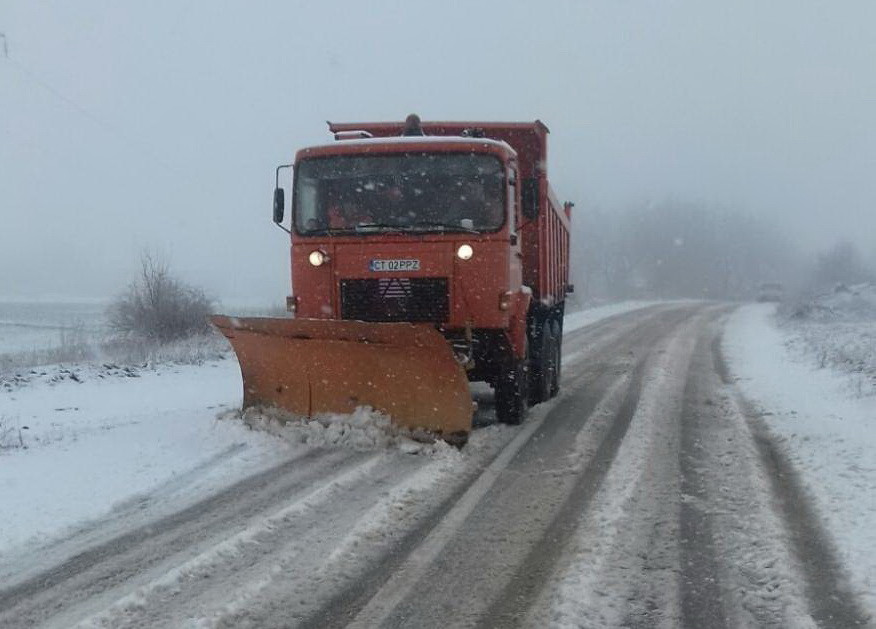 Viscol pe Autostrada Soarelui. Drumarii acționează cu 9 utilaje
