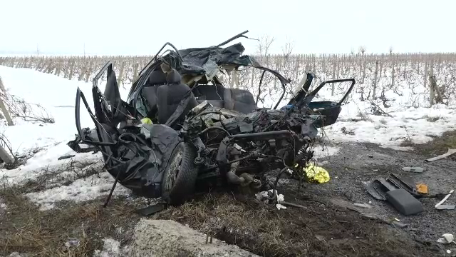 Și-a înjunghiat soția, apoi a intrat mortal cu mașina într-un TIR. Biletul găsit asupra sa