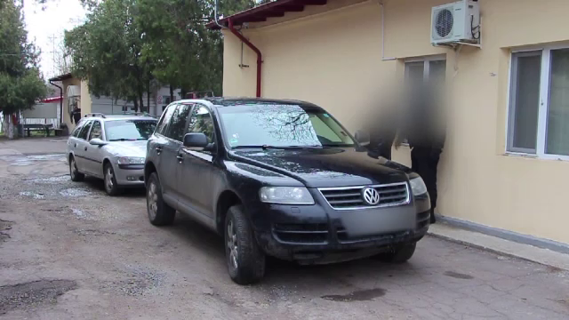 Reacția unui bărbat, după ce își dă seama că a fost păcălit de traficanții de țigări. VIDEO