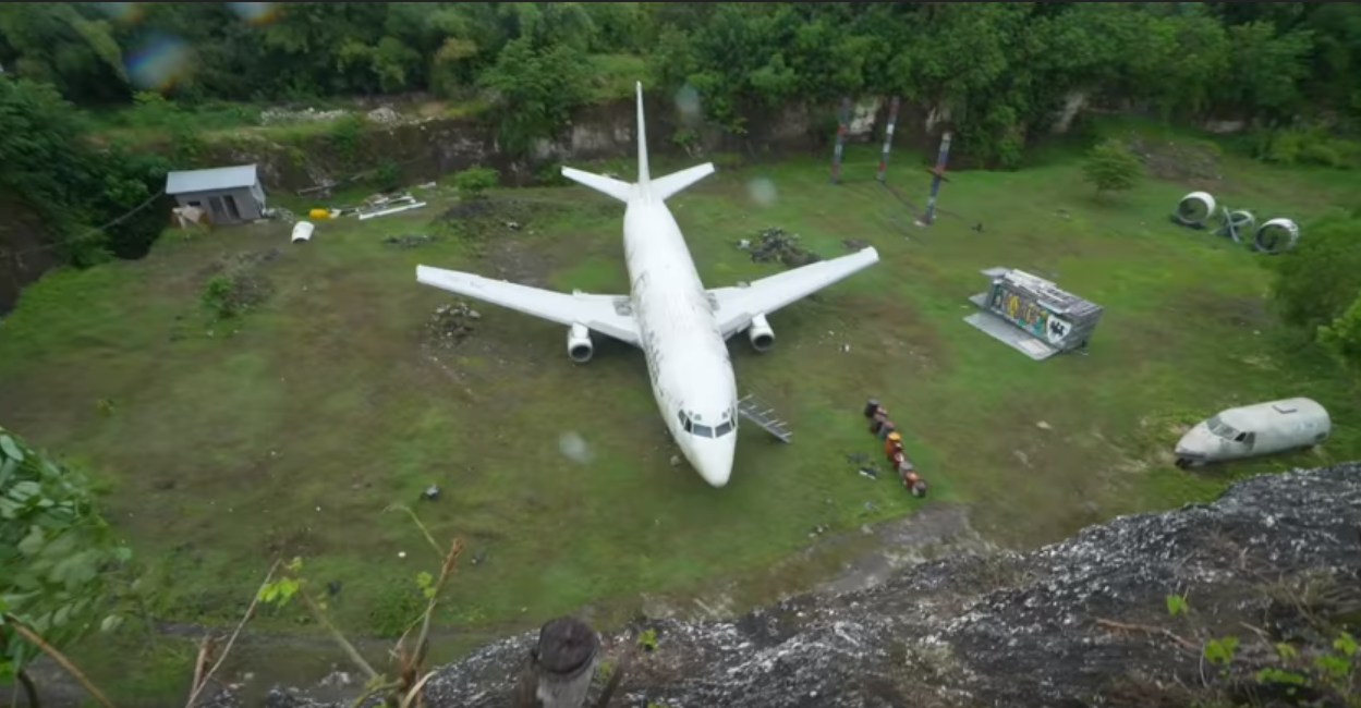 Avion misterios, abandonat pe un câmp din Bali. Nimeni nu știe cum a ajuns acolo