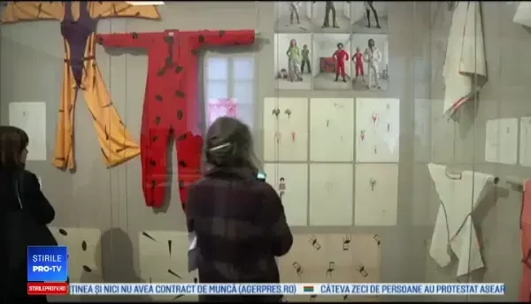 Expoziție de modă spectaculoasă din anii '70, '80 şi '90 la Milano