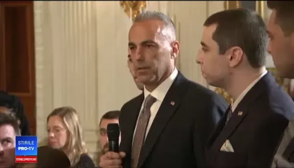 Detaliu jenant, surprins de fotografi la Casa Albă. Trump și-a notat pe hârtie să nu uite