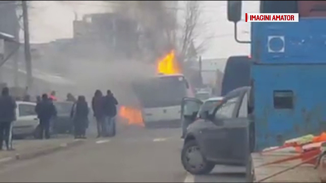 Un autobuz a luat foc în Bacău, în timpul mersului. Nicio persoană nu a fost rănită