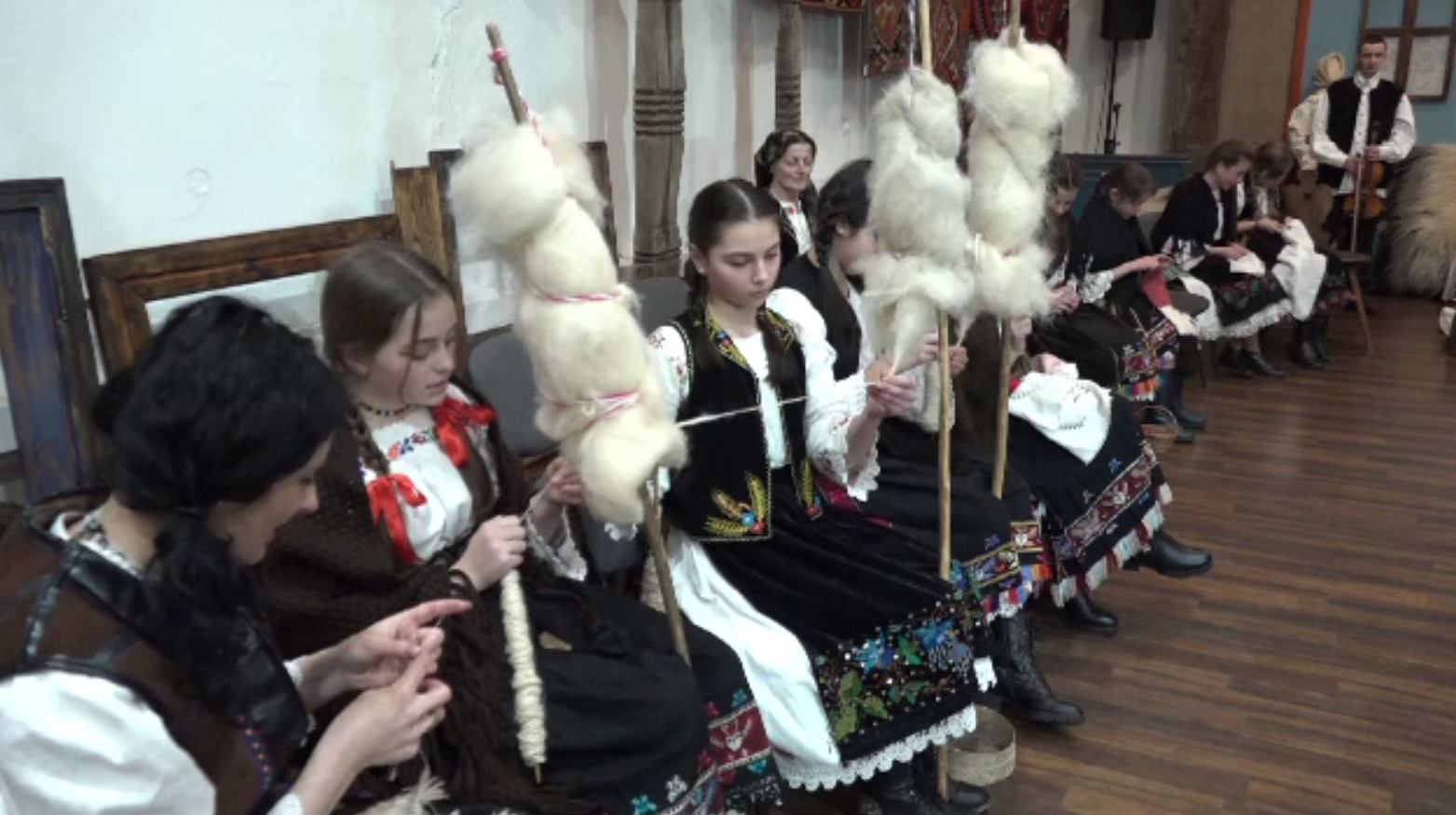 Tinerii din Baia Mare au renunțat la smartphone pentru câteva ore și s-au adunat la șezătoare