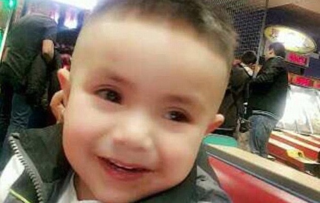 Copil de doi ani, decapitat de tatăl nervos că nu poate să se odihnească