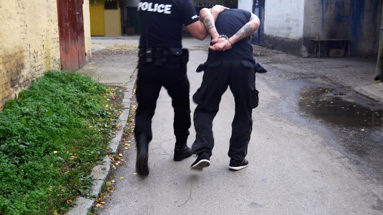 Un adolescent din Sălaj a strâns de gât o vânzătoare pentru 75 de lei