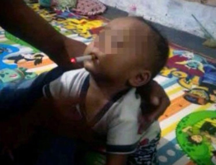 Un tată și-a forțat bebelușul de 9 luni să fumeze și a publicat fotografia. Reacția autorităților