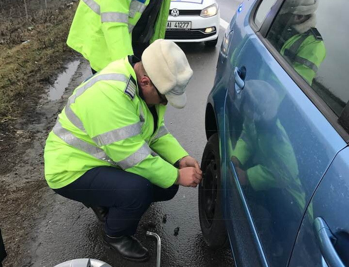 Doi polițiști au ajutat o șoferiță care rămăsese cu mașina în pană