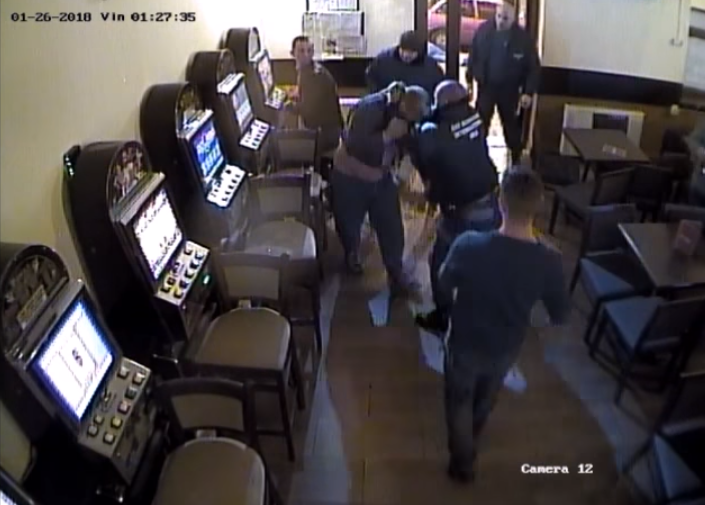 Bătaie într-un restaurant din Arad. Doi agenți de pază au împărțit pumni unor clienți