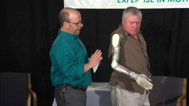 Prima proteză care articulează simultan umărul, cotul și încheietura mâinii