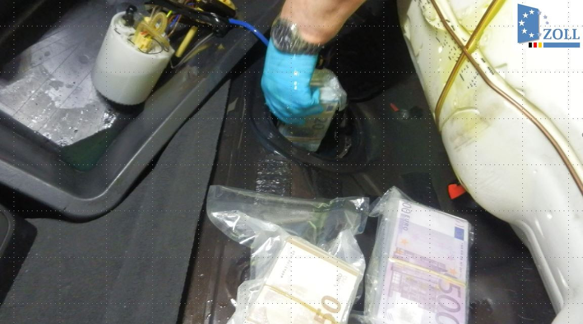 Un șofer a înghesuit în rezervorul mașinii 770.000 de euro. FOTO