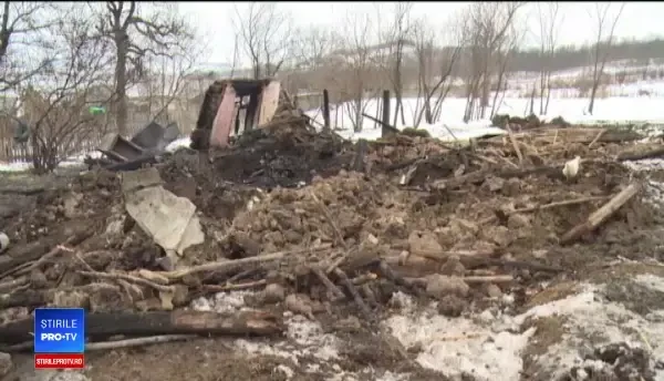 Un bătrân a ars de viu în casă, cu câinele în braţe. Animalul nu a vrut să se salveze fără stăpân