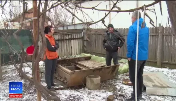 La doi paşi de Bucureşti, o comună nu are canalizare, deşi ţevile sunt montate. Trăim ca în Evul Mediu