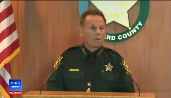 Un polițist înarmat ar fi putut opri masacrul din Florida. Trump: Este un laș