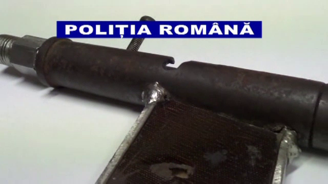 Captură neaşteptată în Galaţi. Cel mai neobişnuit obiect găsit în casa unor suspecți