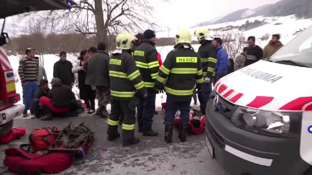 A intrat cu maşina într-un grup de copii, apoi a fugit de la locul accidentului