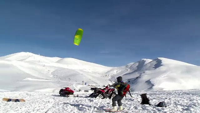 Peste o sută de pasionați de snowkiting s-au strâns la cota 2000, la Sinaia