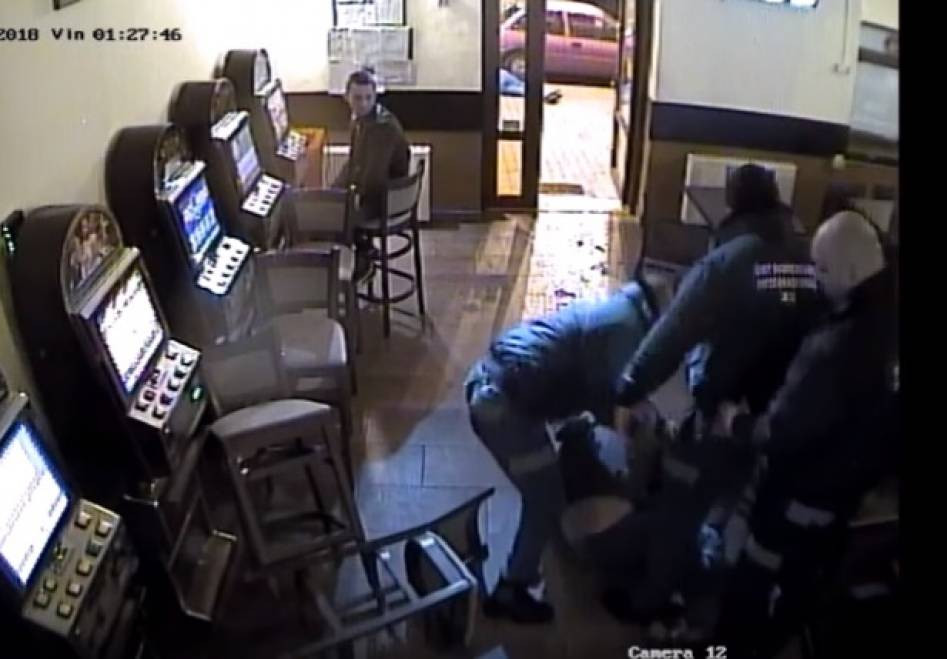 Agenți de pază, filmați în timp ce snopeau în bătaie un bărbat într-un local din Arad