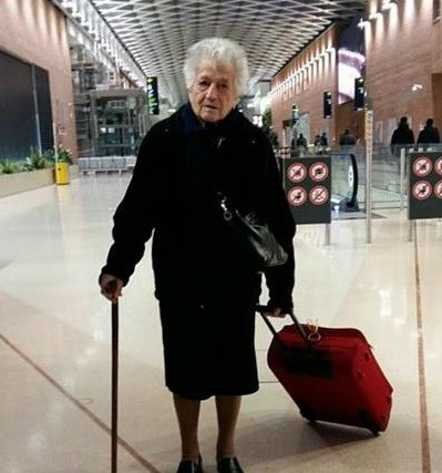 O bătrână de 93 de ani a plecat în Kenya pentru a îi ajuta pe copiii orfani. FOTO