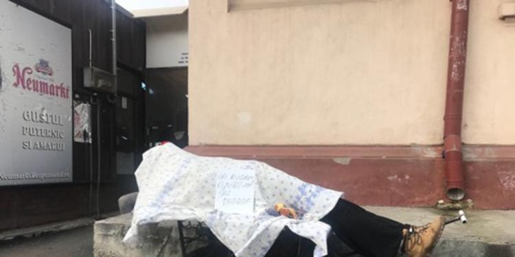 Doi tineri din Brăila au ieșit la cerșit cu un manechin pe post de "mort"