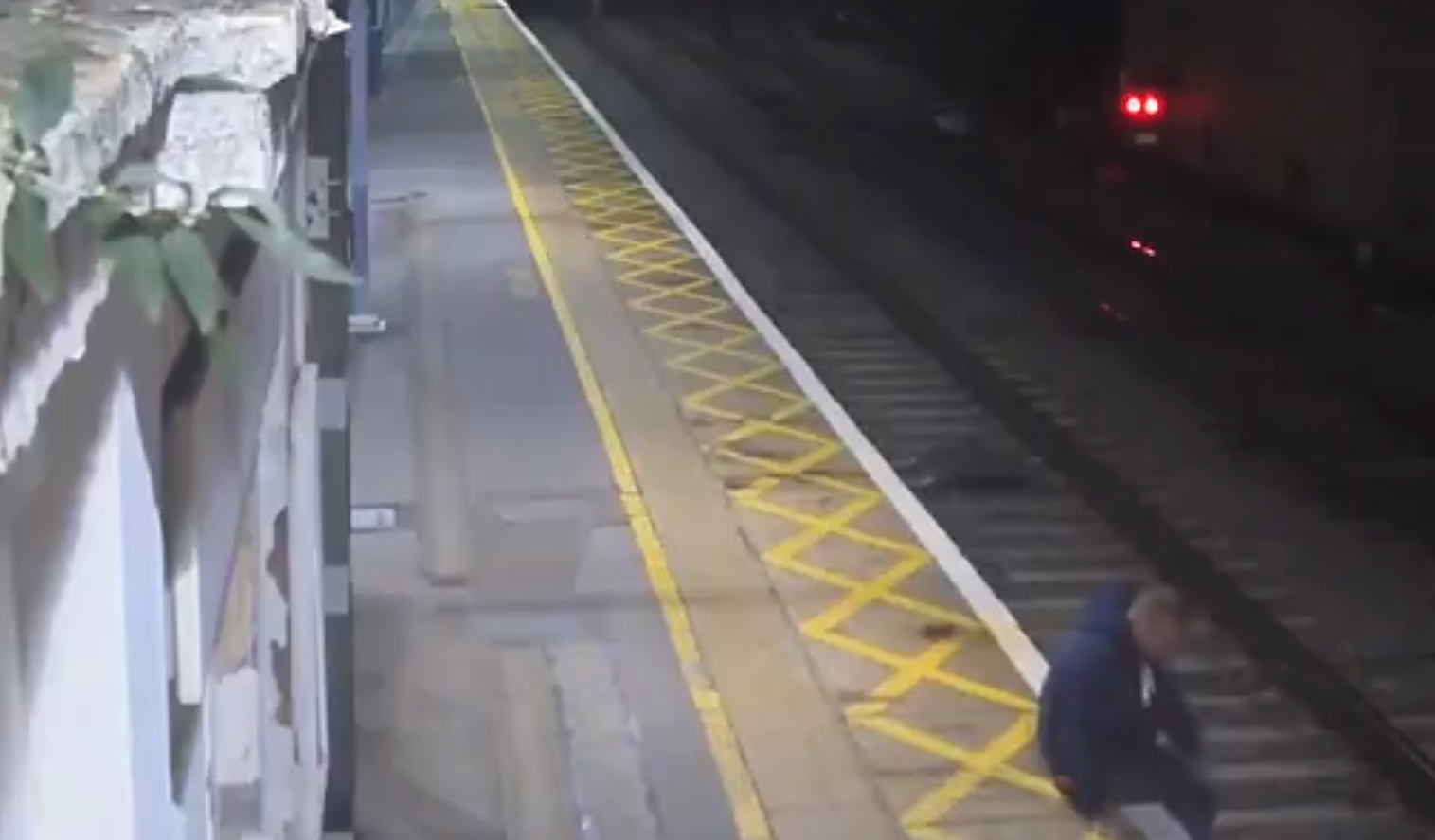 Momentul în care un bărbat beat se salvează, înainte să fie călcat de tren. VIDEO