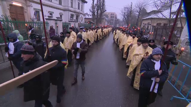 Sute de credincioși au participat la procesiunea Lumina Ortodoxiei: „Stăm în frig, rezistăm”