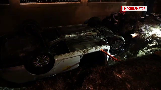 Un taximetru a plonjat într-un sanț. Pasagera a fost grav rănită