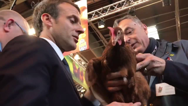 Macron, fluierat la Salonul Agriculturii. Cadoul primit de președintele francez