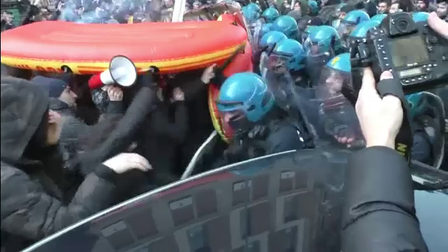 Violențe în Roma. Mii de oameni, în stradă pentru a respinge rasismul