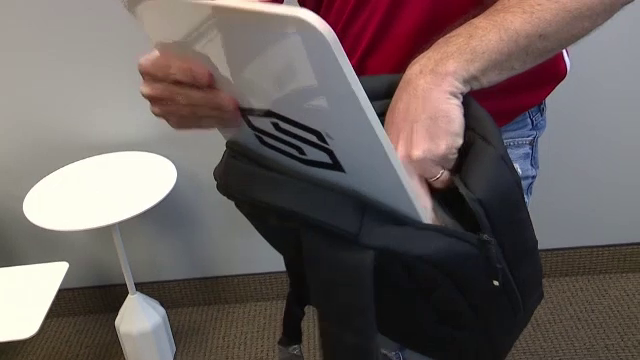 Dispozitivul care transformă ghiozdanul într-un scut antiglonţ, popular în SUA