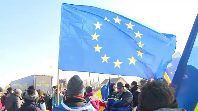 Drapelul UE a ajuns în România. ”Avem datoria de a apăra valorile europene şi să nu cedăm”