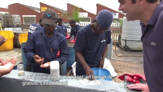 Dezastru ecologic în Africa de Sud, după ce două containere pline cu plastic s-au vărsat în mare