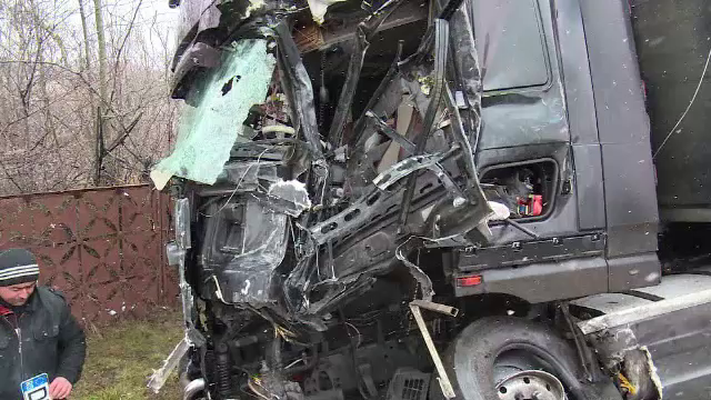 Accident cu semne de întrebare în Dâmboviţa. O autocisternă, un TIR şi o altă maşină s-au ciocnit