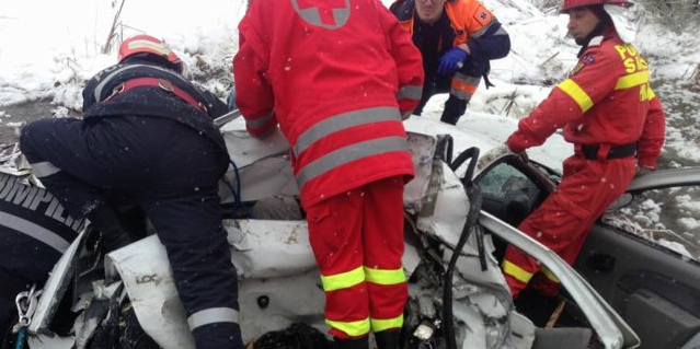 Un autoturism s-a ciocnit cu autocamion, pe DN 7. Patru persoane au fost rănite