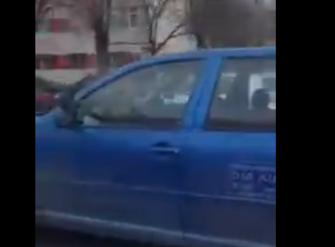 Bărbat filmat în timp ce conduce o mașină de școală de șoferi de pe scaunul din dreapta