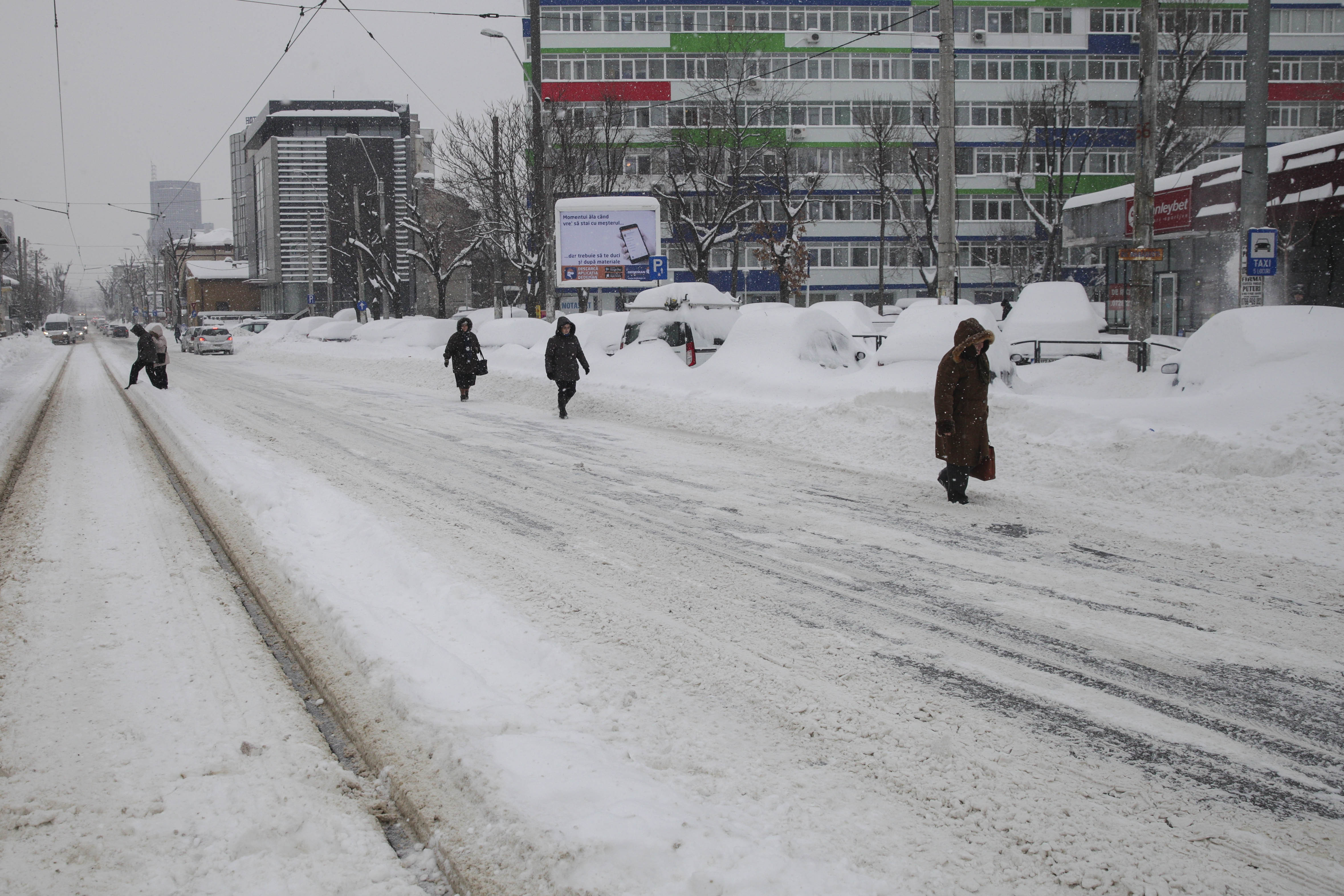 Vreme geroasă în toată țara. Când scăpăm de ninsori și frig