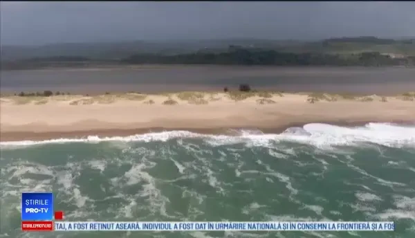 Dezastru ecologic în Africa de Sud, după ce două containere pline cu plastic s-au vărsat în mare