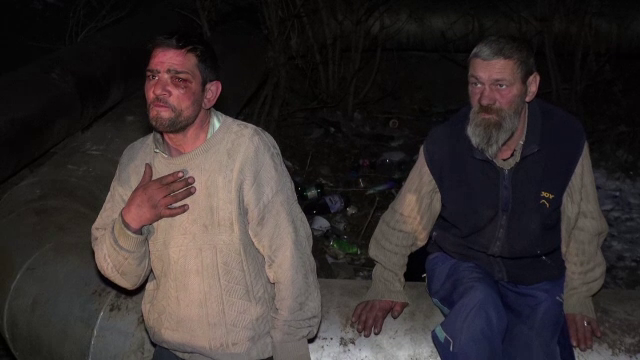 Din cauza gerului, oamenilor străzii li s-a oferit adăpost. "Stau acolo, pe două țevi"
