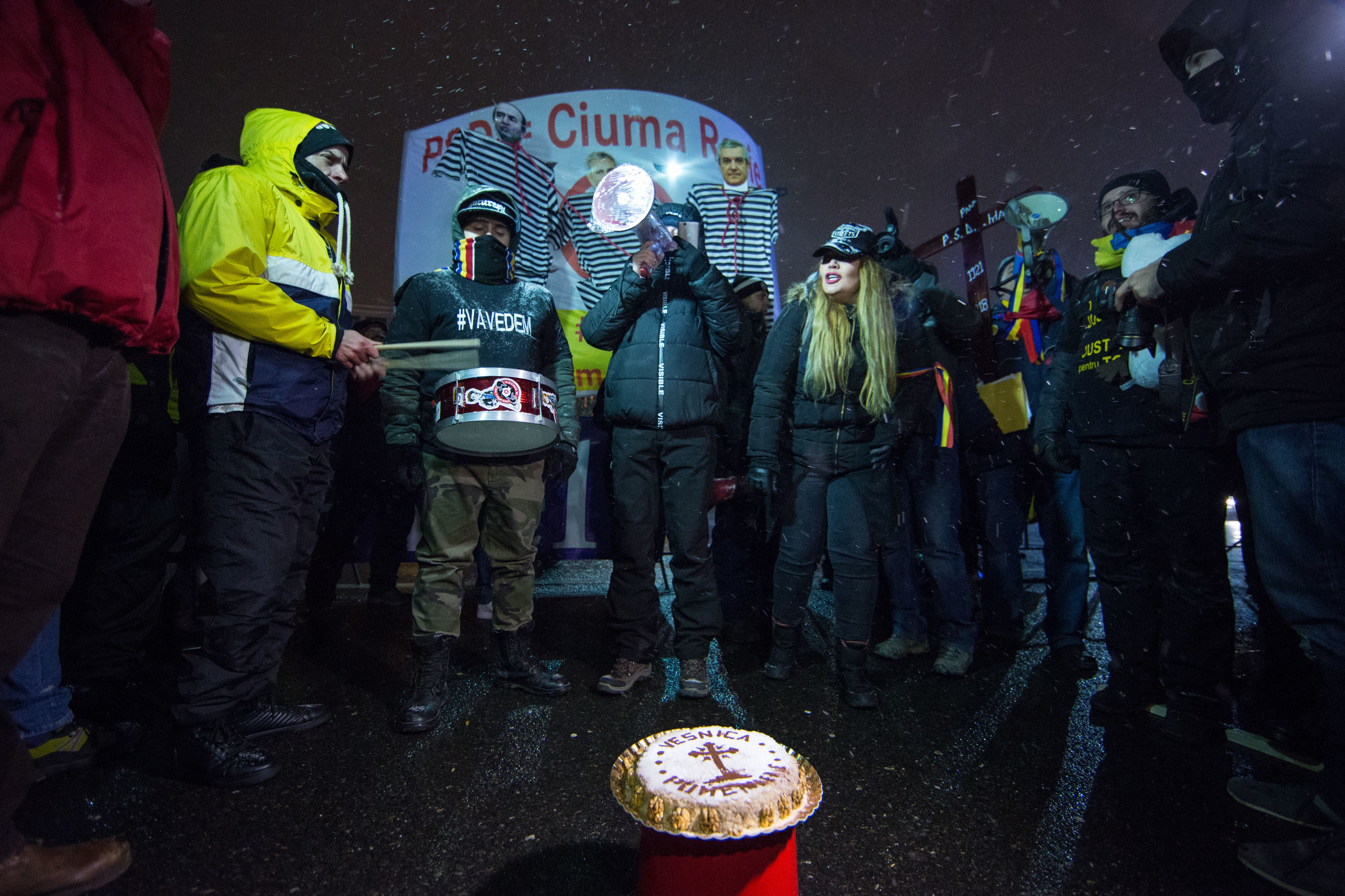 Miting de susţinere a şefei DNA: "Un domn a venit la TV şi ne-a spus numai minciuni"