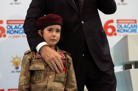 Imagini greu de privit. Promisiunea lui Erdogan pentru o fetiță ”soldat”. VIDEO