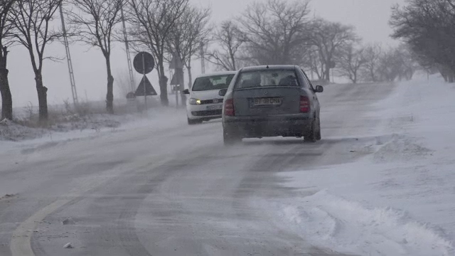 Șase mașini, blocate în Giurgiu. Un autobuz și o ambulanță, deszăpezite în Teleorman