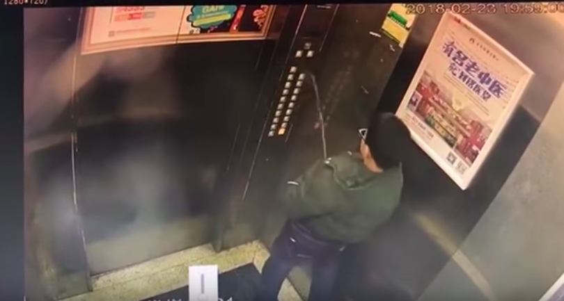 Totul a fost filmat. Un băiat rămâne blocat în lift, după o faptă dezgustătoare