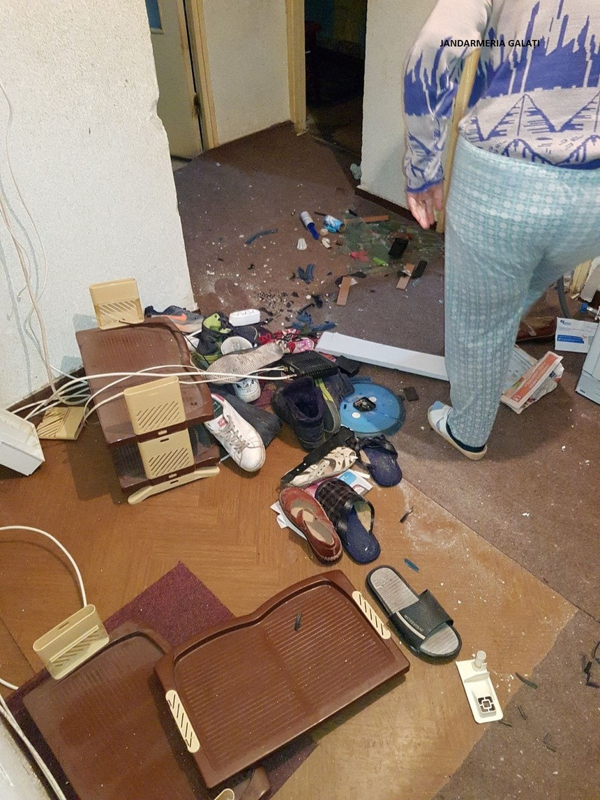 Un tânăr din Galaţi a distrus apartamentul bunicii căutând etnobotanice. Femeia era de faţă