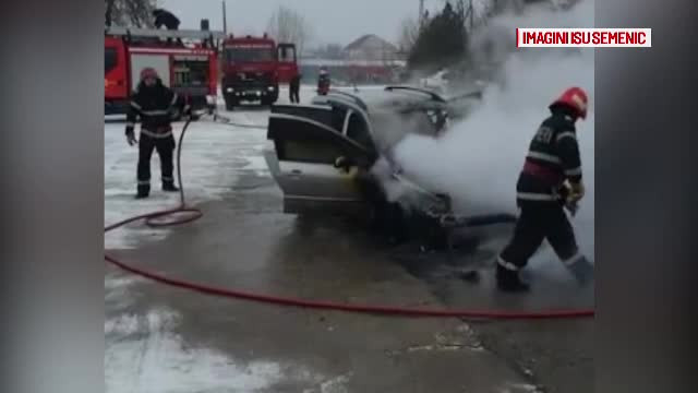 O mașină a ars complet, într-o parcare din Caraș-Severin