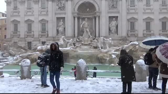 Val de frig siberian în Europa. Prima ninsoare din ultimii 6 ani la Roma