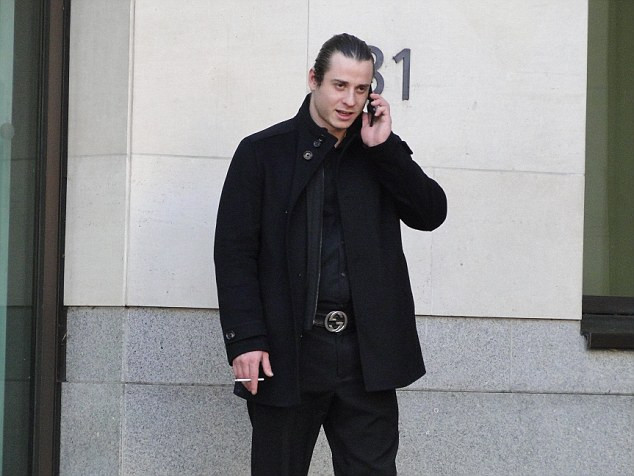 O tânără și-a luat viața, după ce iubitul i-a trimis o fotografie unui prieten. În ce ipostază a fost surprinsă