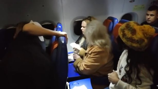Scandal într-un avion. Motivul pentru care o femeie a răbufnit în fața tuturor. VIDEO