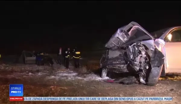 Scene de groază în Vaslui după ce o bucată de zăpadă a căzut de pe prelata unui TIR